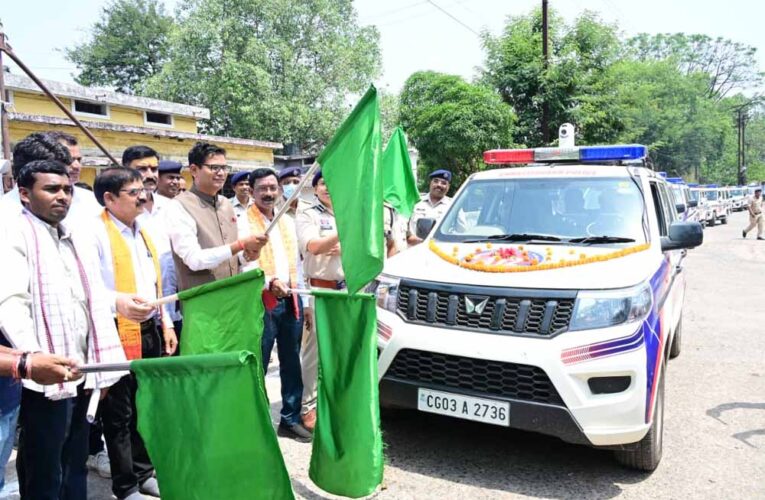 वित्त मंत्री  ओपी चौधरी ने रायगढ़ को मिली 16 अत्याधुनिक डायल-112 ईआरवी वाहनों को दिखाई हरी झंडी