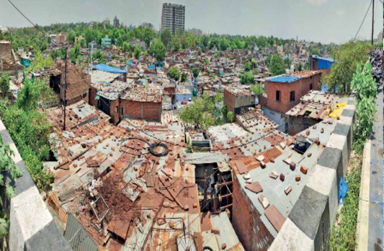 टूटी झुग्गियों पर नया विवाद: शासकीय कर्मचारियों ने भी आवास के लिए किया दावा