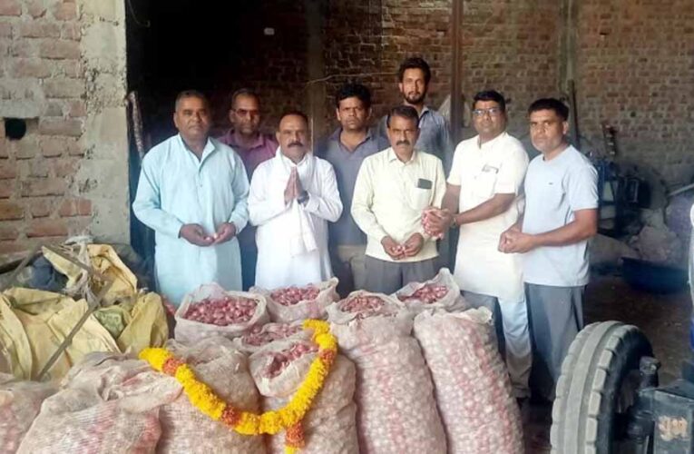 MP में किसानों का अनोखा विरोध, प्याज की बोरियों को पहनाई माला, बोले- खेती घाटे का सौदा