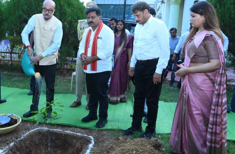 राज्यपालरमेन डेका ने किया पौधरोपण, कवर्धा कलेक्ट्रेट परिसर में रोपा आम का पौधा, पर्यावरण संरक्षण का दिया संदेश