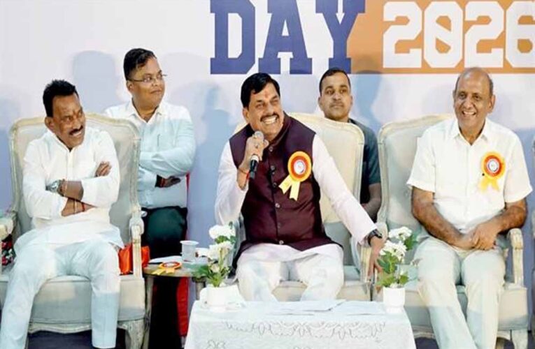 मुख्यमंत्री डॉ. यादव ने महू में विद्यार्थियों को प्लेसमेंट प्रमाण-पत्र किए वितरित