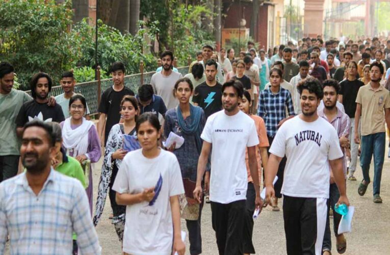 UPSC Prelims में अभ्यर्थियों की अग्निपरीक्षा! तपती जमीन पर नंगे पैर पहुंचे एग्जाम सेंटर