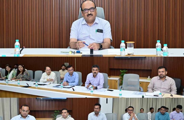 शासन के मिशन मोड में किए जाने वाले कार्यों की हुई समीक्षा मुख्य सचिव ने अधिकारियों की ली बैठक