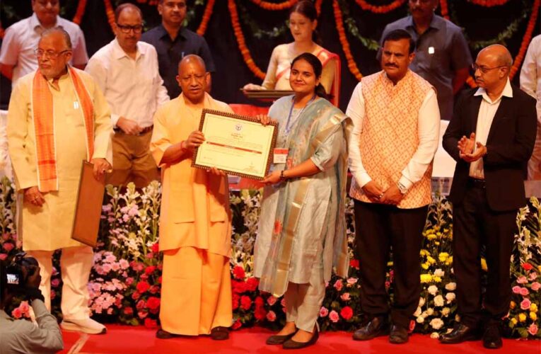 सीएम योगी के हाथों नियुक्ति पत्र पाकर खिले अभ्यर्थियों के चेहरे