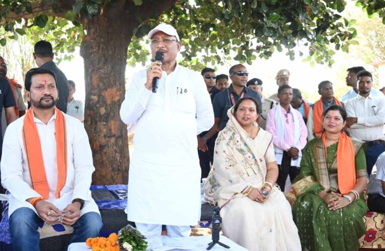 कटहल–गुलमोहर की छांव में सजी चौपाल, मुख्यमंत्री ने सरोधी में सुनी जनता की आवाज
