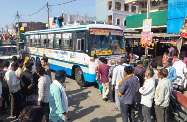 “मेरा गेहूं लौटाओ…” 40 किलो अनाज गायब होने पर सड़क पर बैठा मजदूर, बस रोककर किया हंगामा