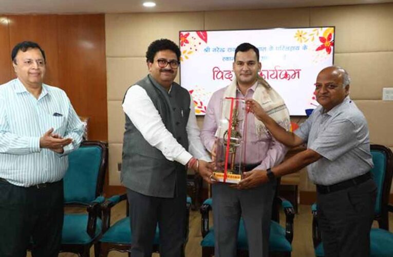 राज्यपाल के परिसहाय  नरेन्द्र रावत को दी गई भाव भीनी विदाई