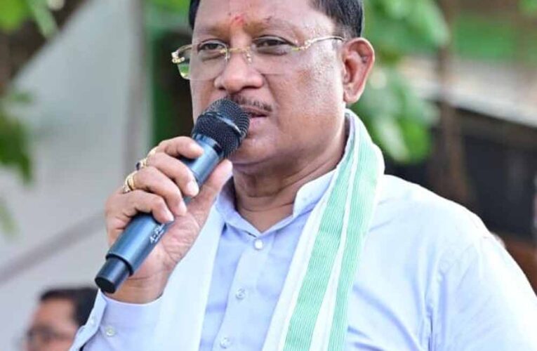 मुख्यमंत्री  विष्णु देव साय ने बरगद के पेड़ के नीचे लगाई चौपाल, सुनी ग्रामीणों की समस्याएं