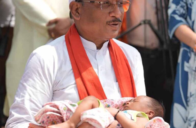एक माह के शिशु को CM ने दिया नाम—‘रविशंकर’, खुशियों से झूम उठा गांव