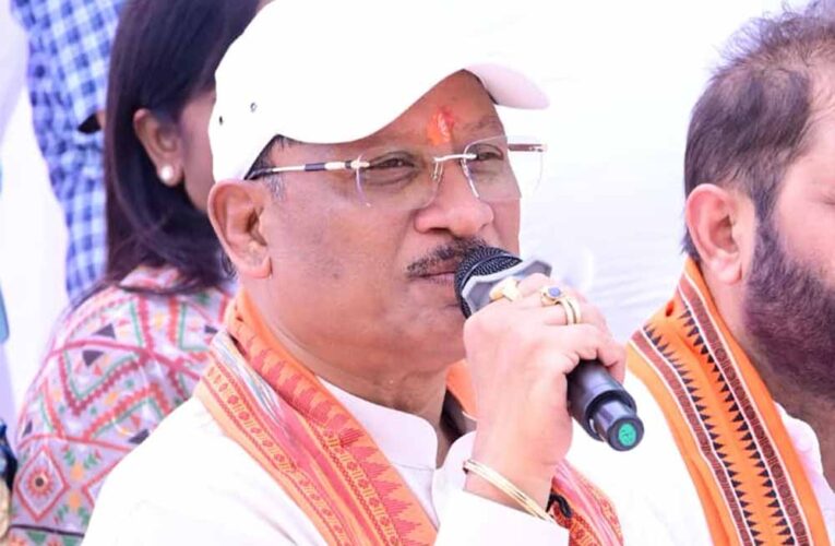 सरगुजा जिले के ग्राम सिलमा में अचानक उतरा मुख्यमंत्री  साय का हेलीकॉप्टर