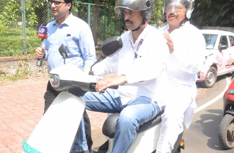 प्रधानमंत्री के आहवान पर लग्जरी कार छोड़ इलेक्ट्रिक स्कूटी से मंत्रालय पहुंचे ऊर्जा मंत्री  तोमर