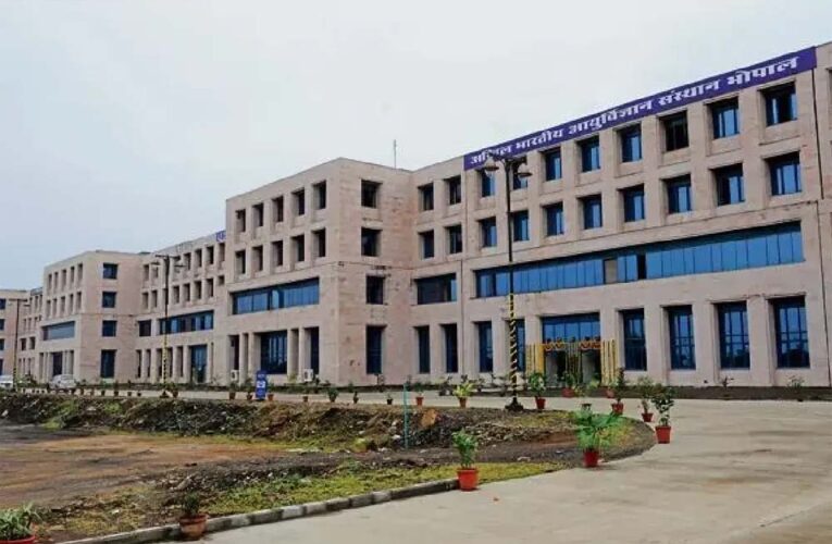 7 महीने से लकवाग्रस्त महिला को एम्स में नई जिंदगी, रीढ़ के रास्ते दी दवा से खुलीं नसें
