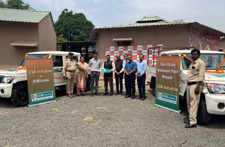 आई.डी.बी.आई. बैंक द्वारा दो बोलेरो कैम्पर वाहन का प्रदाय एवं बाघ का किया अंगीकरण