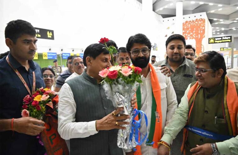 डुमना एयरपोर्ट पर मुख्यमंत्री डॉ यादव का आत्मीय स्वागत.