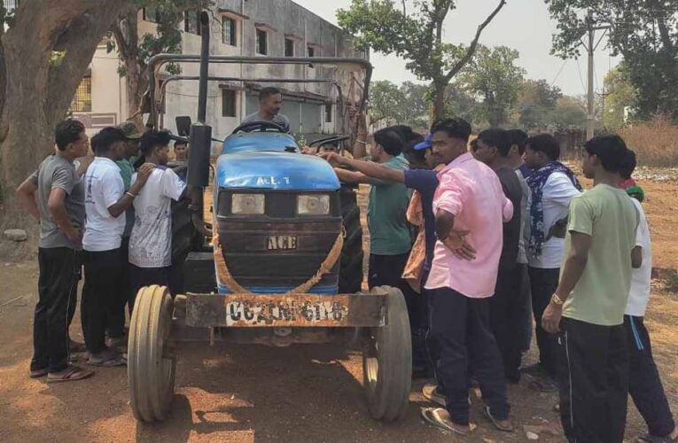 बंदूक से खेती तक: नारायणपुर में आत्मसमर्पित नक्सलियों ने थामा ट्रैक्टर, शुरू की नई जिंदगी