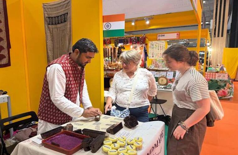 पेरिस में बिखरी मध्यप्रदेश के बाग प्रिंट की आभा