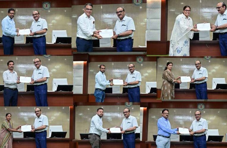 मुख्य सचिव ने ई-ऑफिस एवं समयबद्धता के लिए अधिकारी और कर्मचारियों को  दिए प्रशंसा पत्र