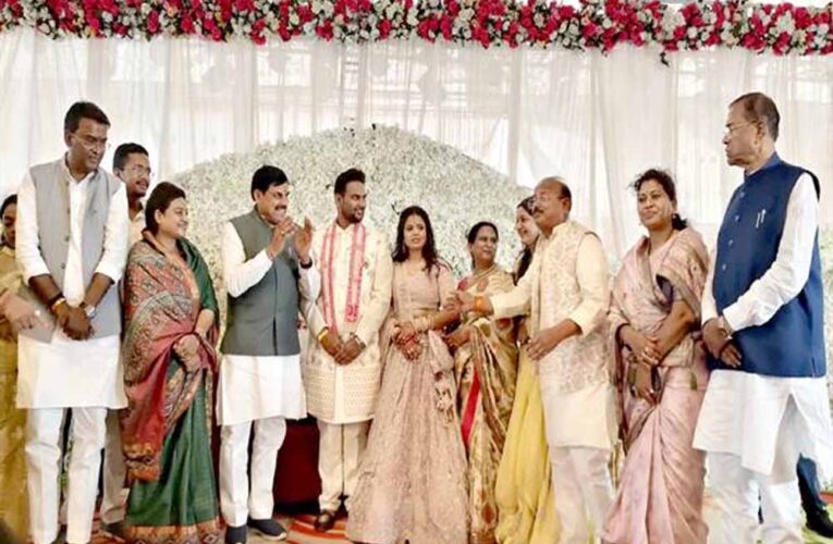 मुख्यमंत्री डॉ. यादव राज्य मंत्री जायसवाल के पुत्र के विवाह समारोह में हुए शामिल