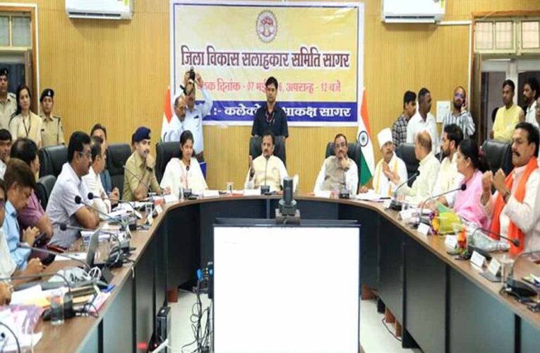 आदर्श जिला बनाने के लिए समन्वित प्रयास करें: उप मुख्यमंत्री  शुक्ल