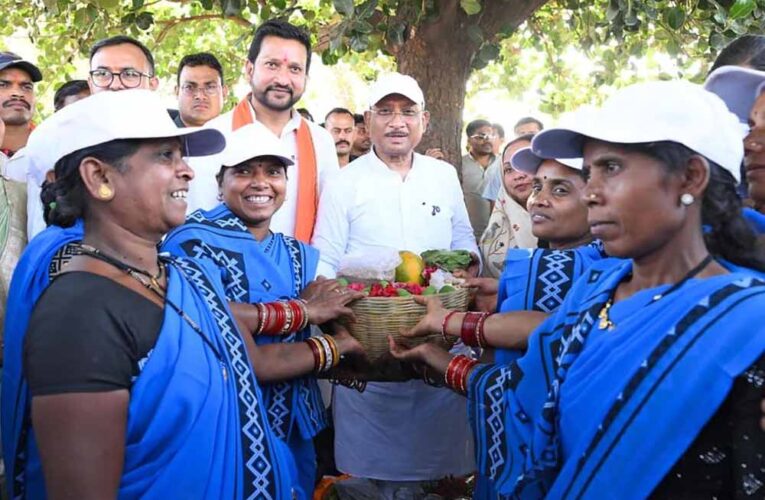 सुशासन तिहार: सरोधी में महिला स्व सहायता समूह ने मुख्यमंत्री को भेंट की स्थानीय उत्पादों की टोकरी