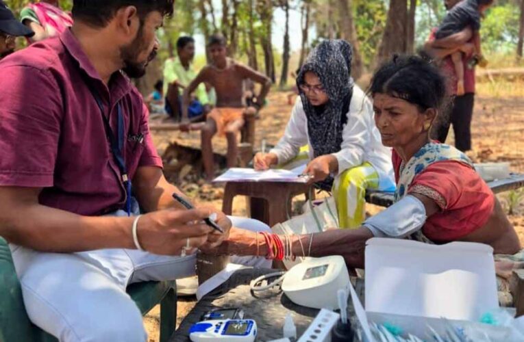 घने जंगलों और नदी-नालों को पार कर स्वास्थ्य दूतों ने बचाई दो मासूमों की जान