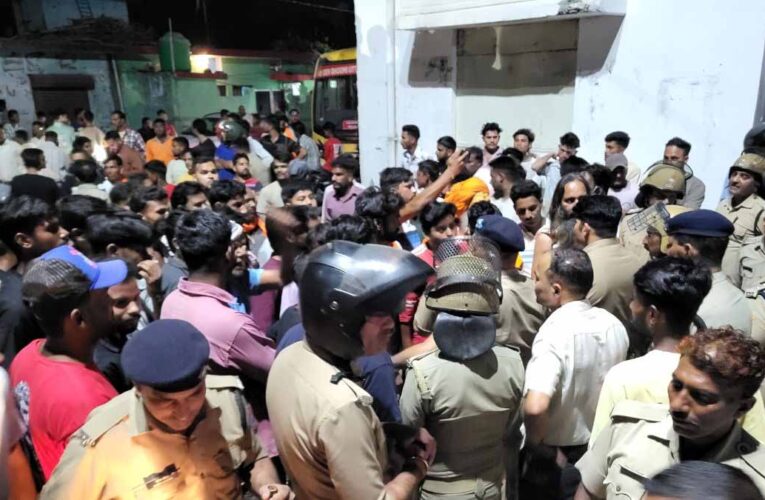 विकासनगर हिंसा: युवक की मौत के बाद भड़का बवाल, आरोपी का घर फूंका, इंटरनेट सेवा बंद