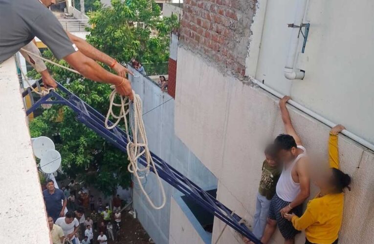 इंदौर के डायल-112 हीरोज इलेक्ट्रिक व्हीकल शो-रूम में लगी आग, संयुक्त रेस्क्यू अभियान चलाकर बिल्डिंग में फँसे लोगों की बचाई जान