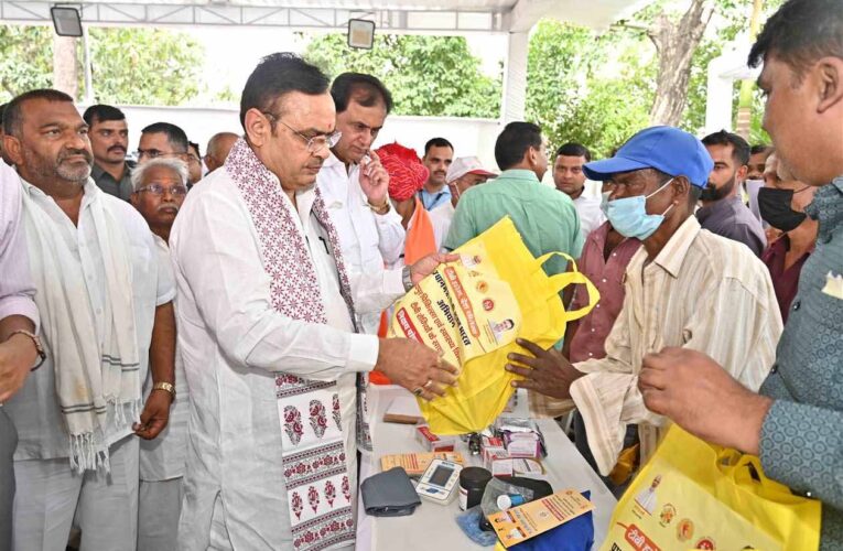 मुख्यमंत्री भजनलाल शर्मा ने उदयपुर में शहरी सेवा शिविर का किया निरीक्षण