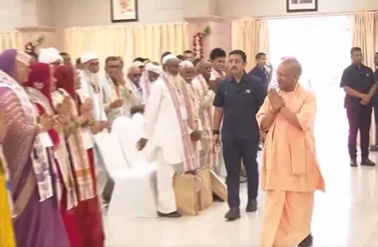 जेवर एयरपोर्ट से पहली उड़ान भर किसानों का सपना हुआ सच, लखनऊ पहुंचकर छलका गर्व
