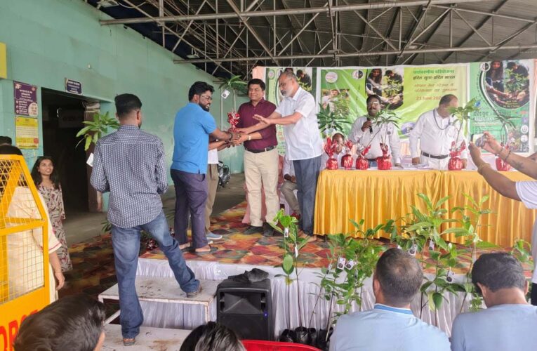भोपाल स्टेशन पर ‘हरित युवा–हरित भारत’ अभियान की शुरुआत, यात्रियों को बांटे गए 500 पौधे
