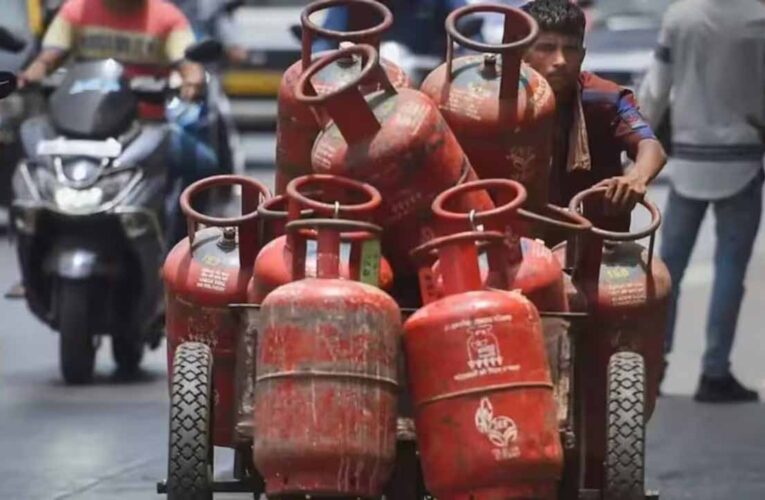 एलपीजी सिलेंडर की लागत 1600 रुपये के पार, हर सिलेंडर पर 700 रुपये की अंडर-रिकवरी