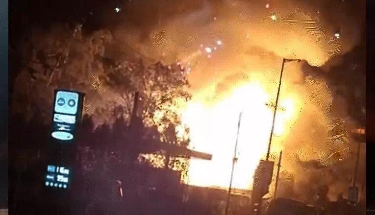बैरागढ़ रोड पर पटाखा दुकान में भीषण आग, धमाकों से दहला इलाका; 70 फीट तक उठीं लपटें