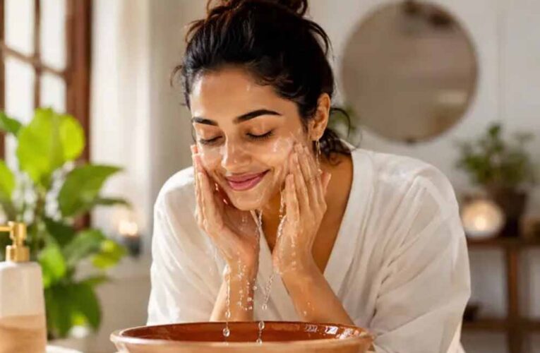 घर पर बनाएं नेचुरल फेस वॉश, बेसन, एलोवेरा और ओट्स से पाएं चमकदार और हेल्दी स्किन