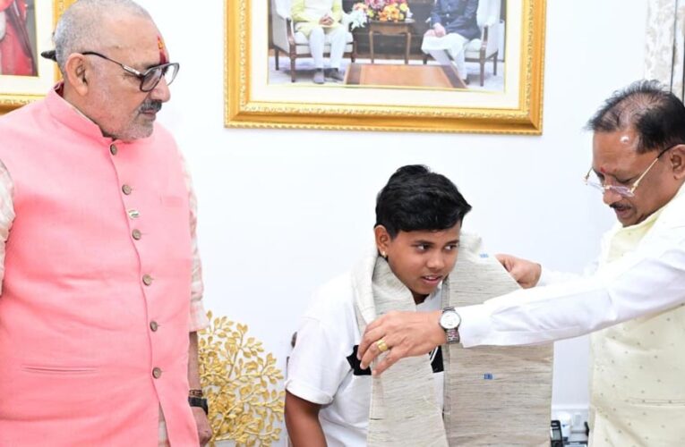 श्रीलंका दौरे के लिए भारतीय अंडर-19 महिला क्रिकेट टीम की उपकप्तान बनीं महक नरवासे : मुख्यमंत्री विष्णु देव साय ने किया सम्मानित