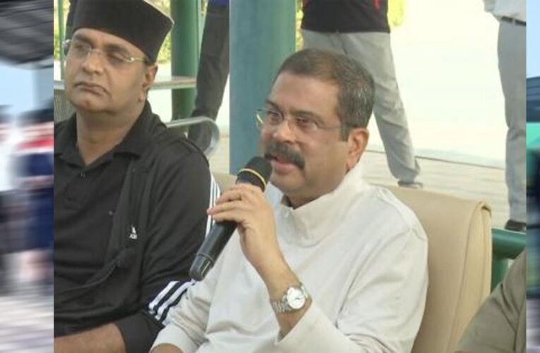 केंद्रीय शिक्षा मंत्री प्रधान ने शूटिंग अकादमी में खिलाड़ियों से किया संवाद