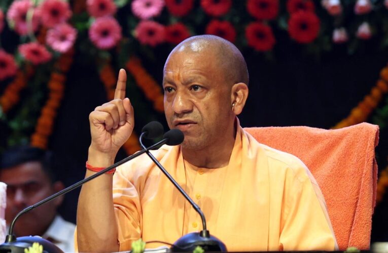 मुख्यमंत्री ने विभिन्न योजनाओं के लाभार्थियों को दिया स्वीकृति पत्र, चेक व चाबी