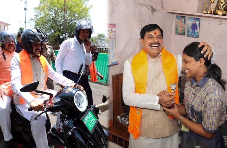 स्कूटी से 12वीं टॉपर चांदनी के घर पहुंचे CM मोहन यादव, तंग गलियों में देख लोग रह गए हैरान