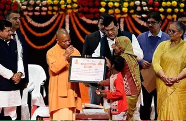 सीएम योगी ने विभिन्न योजनाओं के लाभार्थियों को वितरित किए प्रमाणपत्र और सहायता राशि