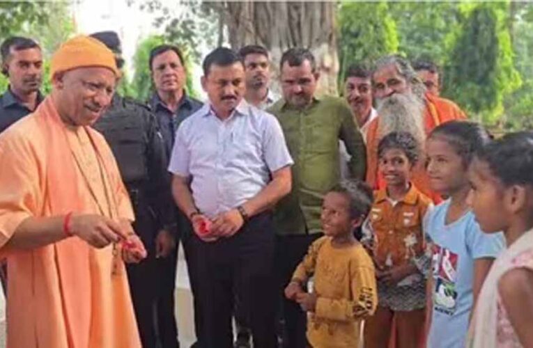 गोरखनाथ मंदिर में सीएम योगी का जनता दर्शन, 200 से अधिक फरियाद सुनी