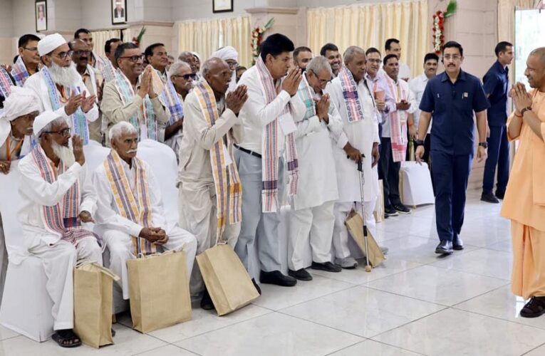 सीएम योगी का आभार जताने पहली उड़ान से लखनऊ आए जेवर के किसान, बोले- सपना कर दिया साकार