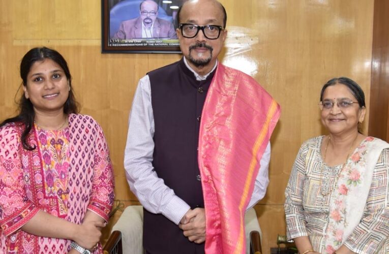 राज्यपाल डेका से सुप्रीम कोर्ट में छत्तीसगढ़ की स्टैंडिंग काउंसिल सुजैन ने की सौजन्य भेंट