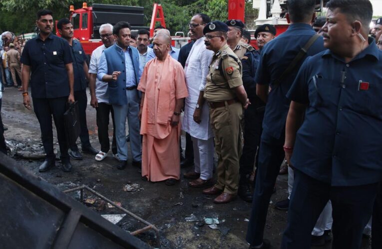 अलीगढ़ से सीधे अग्निकांड स्थल पहुंचे मुख्यमंत्री योगी