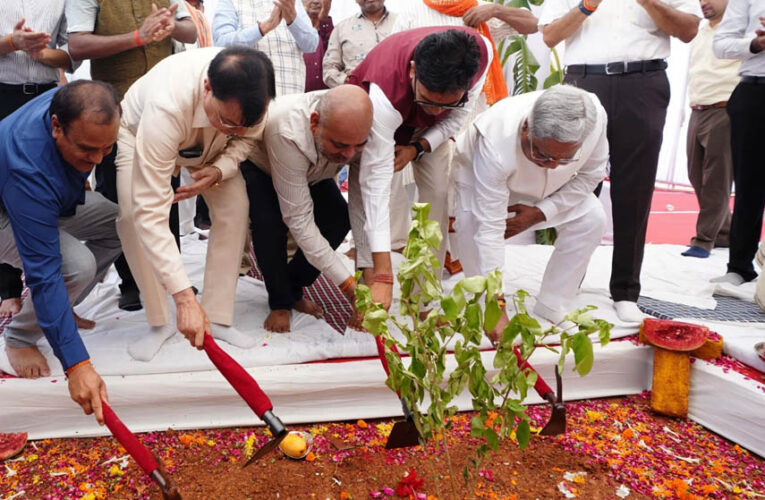 वाणिज्य एवं उद्योग मंत्री लखन लाल देवांगन तथा आवास एवं पर्यावरण मंत्री ओ.पी. चौधरी ने गारमेंट मैन्युफैक्चरिंग यूनिट का किया भूमिपूजन