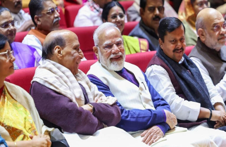 Modi Cabinet Reshuffle: जल्द हो सकता है बड़ा फेरबदल, TMC-शिवसेना के बागियों को मिल सकता है बड़ा इनाम!