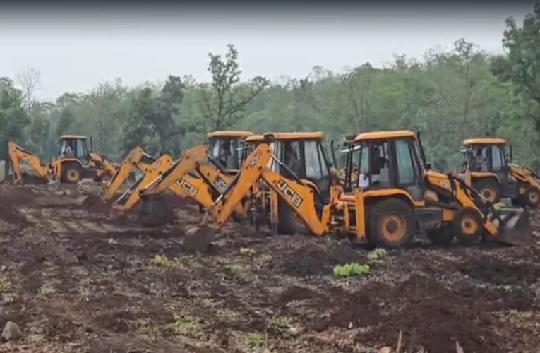 खंडवा में 200 एकड़ जंगल से हटाया अतिक्रमण, 30 JCB और 600 कर्मचारियों की बड़ी कार्रवाई