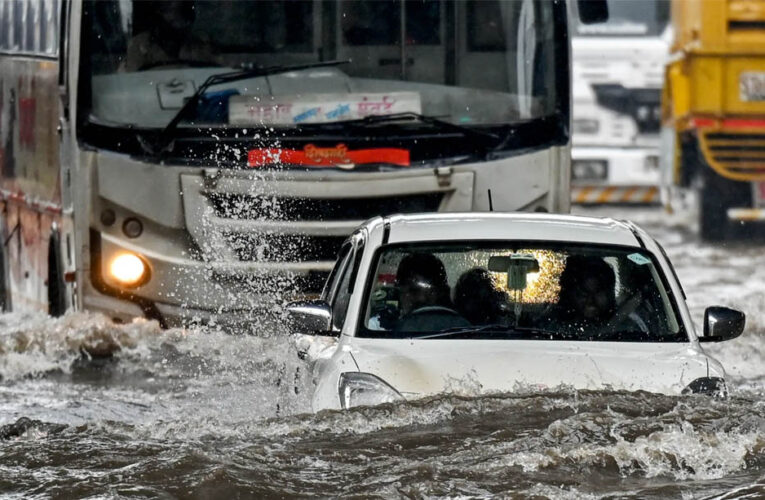 Mumbai Rain: भारी बारिश से मुंबई बेहाल, ट्रैफिक ठप, अंधेरी सबवे बंद और कई इलाकों में जलभराव