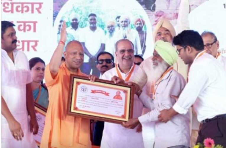 मुख्यमंत्री ने विभिन्न योजनाओं के लाभार्थियों को दिया आवंटन पत्र, चेक, मकान की चाबी व सम्मान