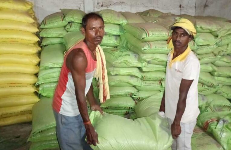 समितियों और निजी विक्रेताओं के पास खाद का पर्याप्त भंडार, किसानों को निर्बाध उपलब्धता सुनिश्चित