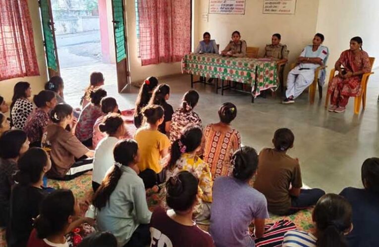 जनजातीय छात्राओं को सुरक्षा और अधिकारों के प्रति किया जा रहा जागरूक