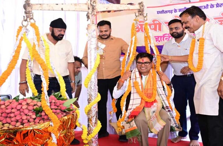जन्मदिवस पर मौसमी फलों और लड्डू से तौले गए वित्त मंत्री ओपी चौधरी